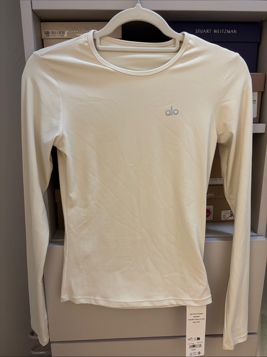 ALO Yoga Tops - ALO Yoga Women’s Long Sleeve Crew Neck Top Bone color size M has stretch